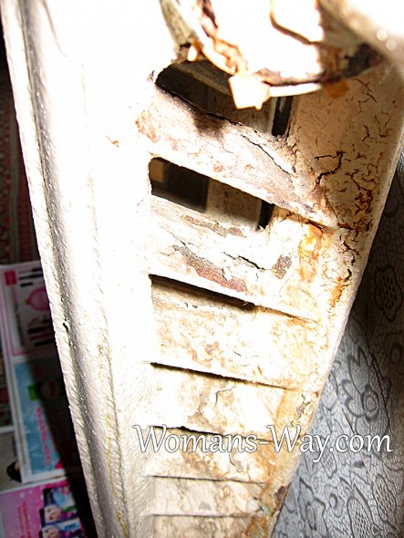 Чистим внутренние ребра радиатора от пыли, грязи, ржавчины и старой краски