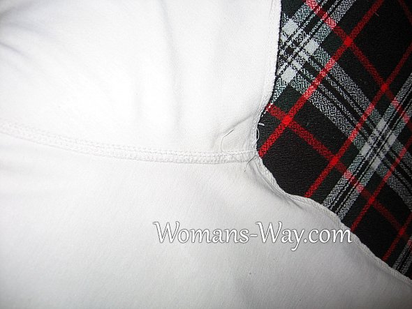 Белая поверхность одежды после стирки на внутренних швах