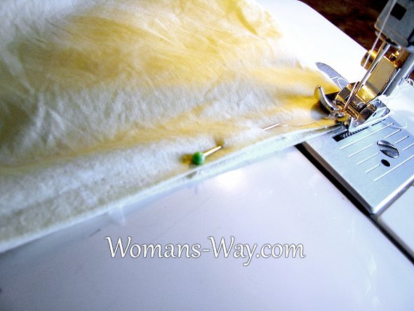 Зашиваем открытый шов нового наперника с помощью швейной машинки