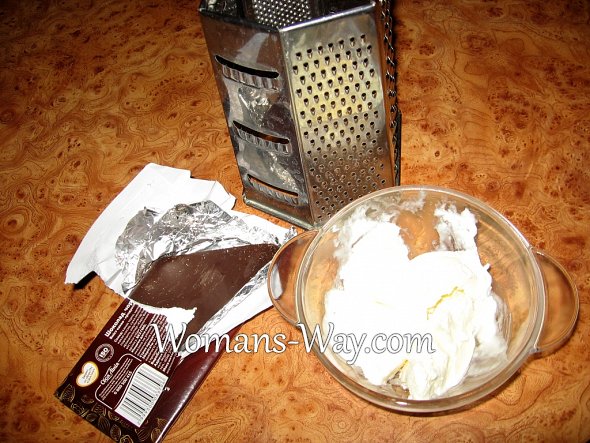 Мороженое, кухонная терка и плитка твердого черного шоколада