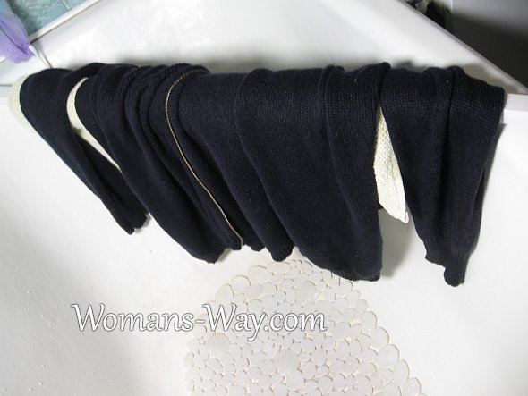 Укладываем объёмный свитер над ванной на просушку