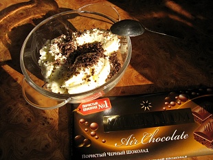 Мороженое посыпанное стружкой из черного шоколада