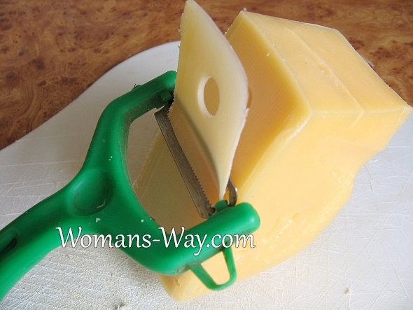 Шинковка для овощей прекрасно режет твердый сыр тонкими ломтиками