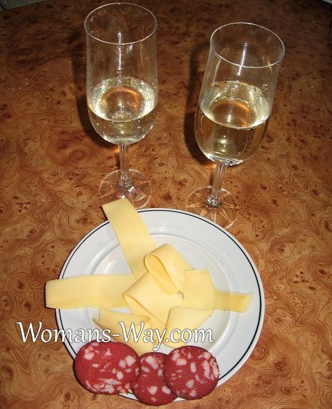 Красиво порезанный сыр - украшение праздничного стола