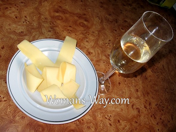 Сыр тонко нарезанный и аккуратно выложенный на тарелке