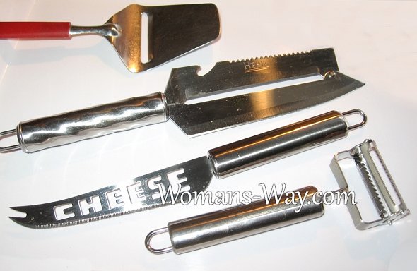 Различные варианты кухонных принадлежностей - ножей и приспособлений для чистки и резки