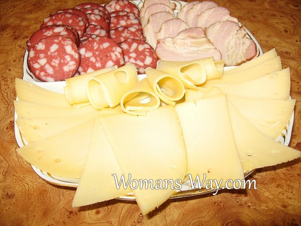 Колбасно-сырная нарезка к праздничному столу
