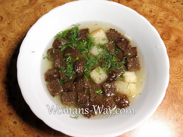 Куриный бульон с сухариками и укропом