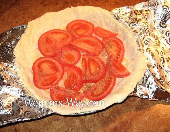 Укладываем слой порезанных томатов в овощной пицце