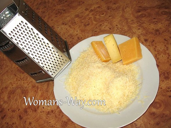 Остатки затвердевшего сыра из холодильника трем на мелкую терку