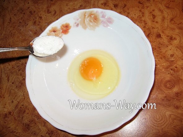Чайную ложку соли добавляем в яйцо и перемешиваем