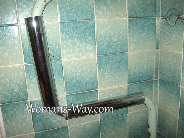 Декор полотенцесушителя в ванной хромированной трубой
