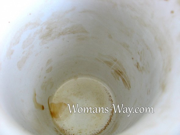 Внутренняя поверхность чашки с пятнами от чая