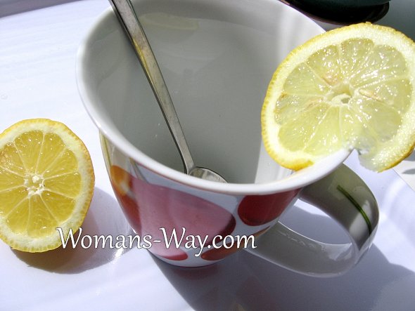 Чистим посуду с помощью лимона