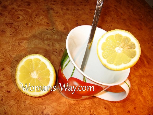 Чашка для чая с чистой внутренней поверхностью вымытой с помощью лимона