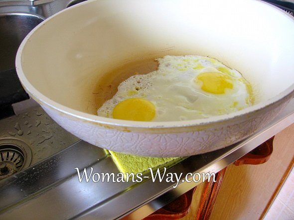 Охлаждаем дно сковородки с яичницей с помощью мокрой тряпочки