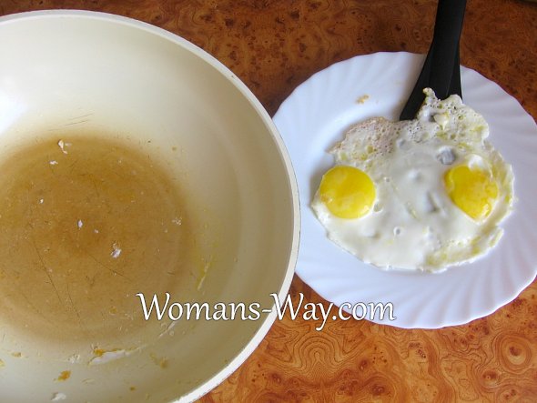 Аккуратно выгружаем яичницу со сковородки на тарелку