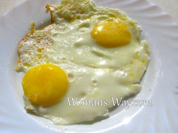 Аккуратно поджаренные куриные яйца, с желтками, которые не растеклись по тарелке