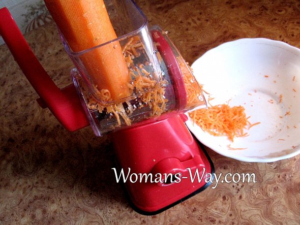 Как лучше направлять морковь в приемный механизм мультислайсера для овощей