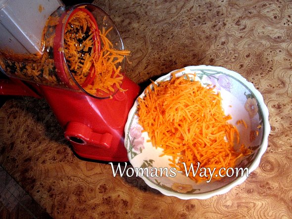 Свежая мелко натертая на салат морковка