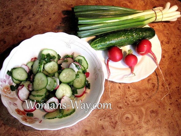 Красиво нарезанные свежие овощи на салат с помощью ручного механического механизма мультислайсера