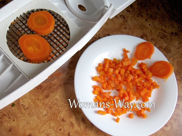 Нарезанная кубиками морковь