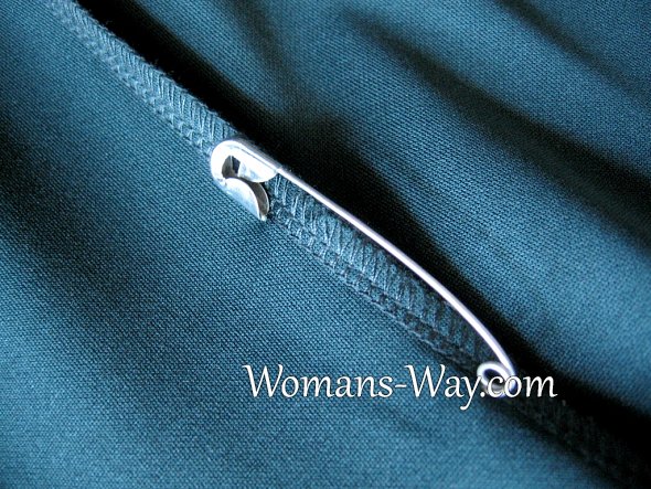Используем булавку, пристегнутую с изнанки к одежде для крепления пояса или ремня