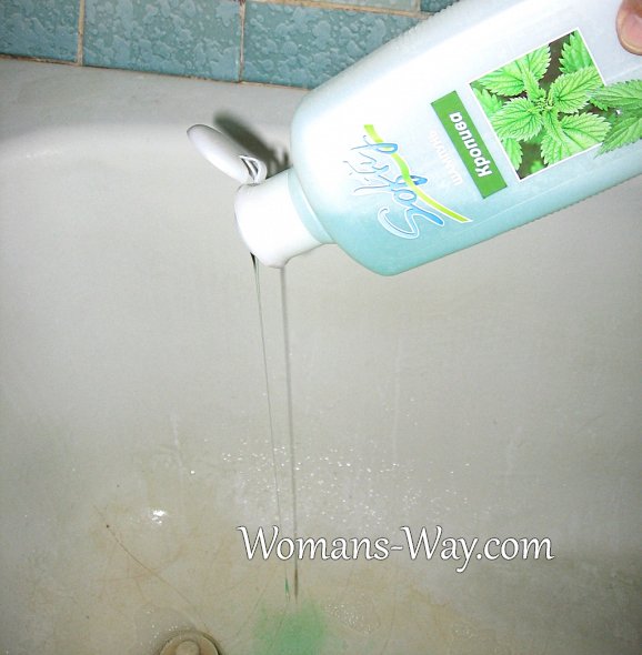 Используем обыкновенный шампунь для мытья жалюзи в домашних условиях