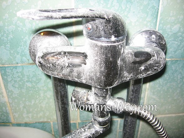 Никелированный смеситель в ванной покрыт белым налетом