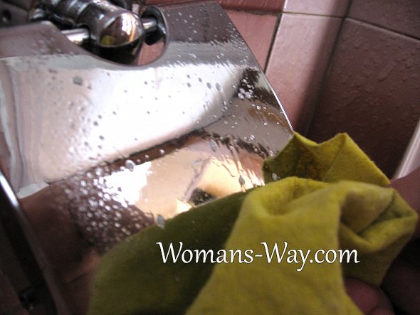 Протираем тряпкой никелированную поверхность покрытую средством для мытья окон