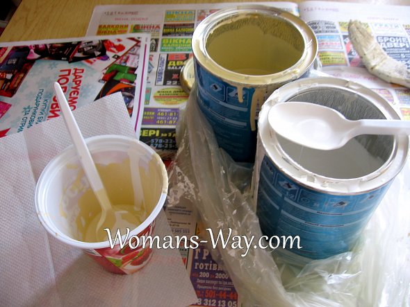 Смешиваем краски разных оттенков с помощью пластиковых стаканов и ложек