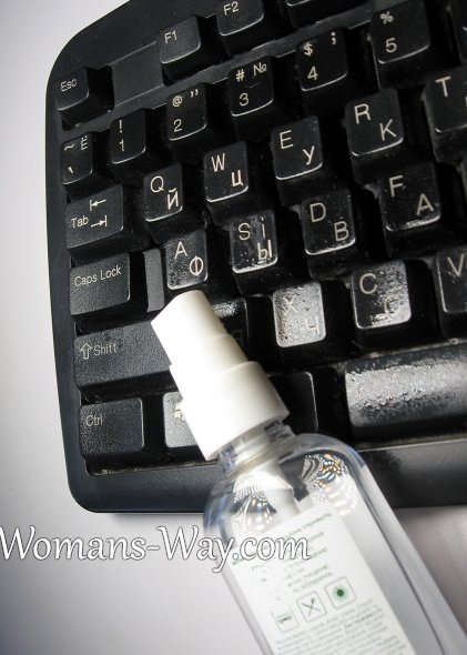Используем бутылочку с распылитилем для ухода за клавиатурой