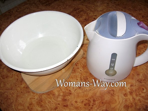 Чайник и миска для горячей воды поможет разморозить обмерзшую морозилку