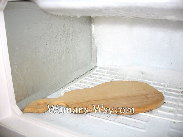 Деревянная подложка для емкости с горячей водой внутри морозильной камеры