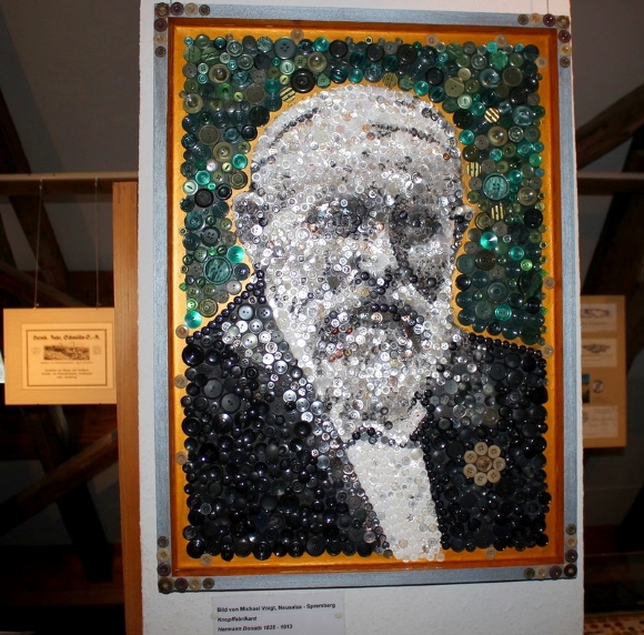 портрет отца немецких пуговиц Германа Доната из пуговиц в музее Германии