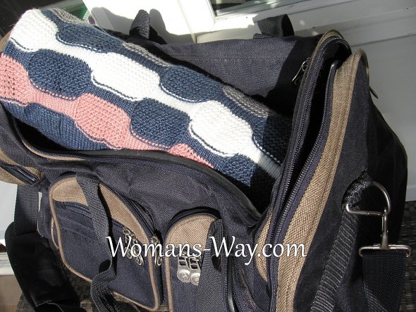 Правильно складываем вязаные свитера платья или кофты в дорожную сумку или чемодан - чтоб не помялись