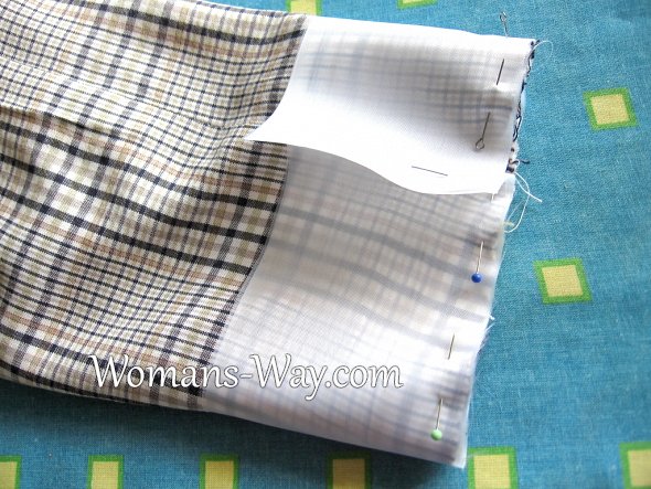 Полоски подкладочной ткани крепим булавками к рукаву с изнанки