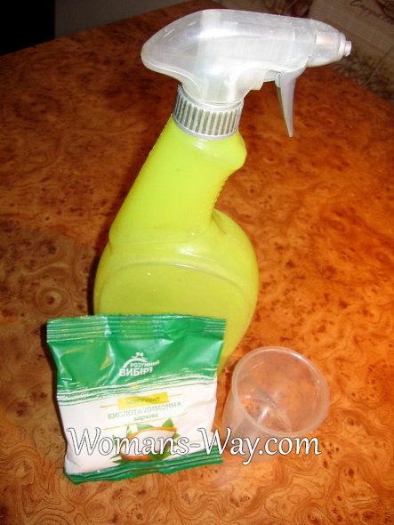 Пластиковый распылитель для мытья кафельной плитки раствором лимонной кислоты от известкового налета