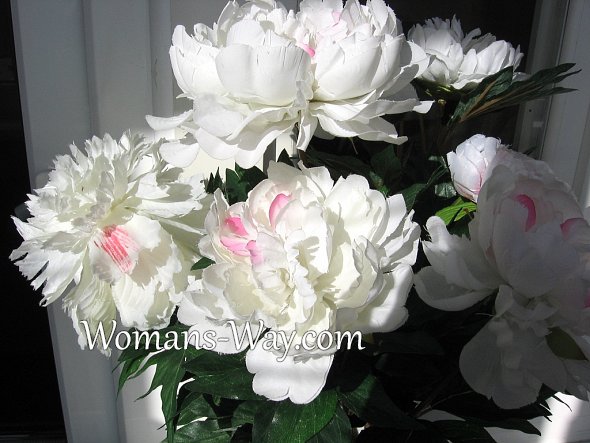 Красивые белые искусственные цветы из шелка