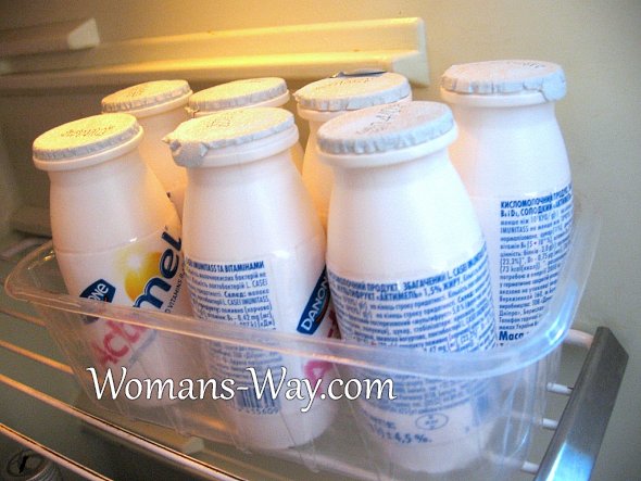 Компактно хранить на полке холодильника молочные продукты лучше в специальном контейнере