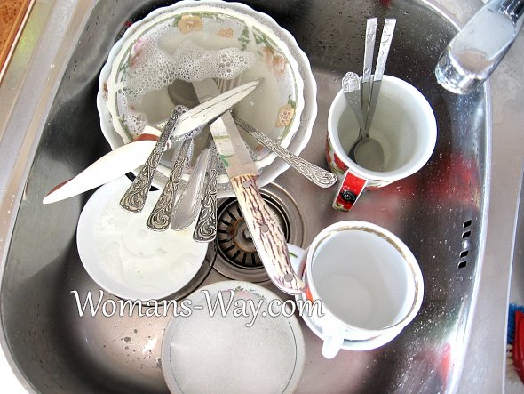 Замачиваем посуду в моющем средстве с водой
