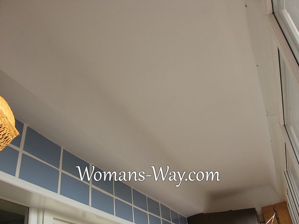 Высохшая белая водоэмульсионная краска на всей поверхности потолка