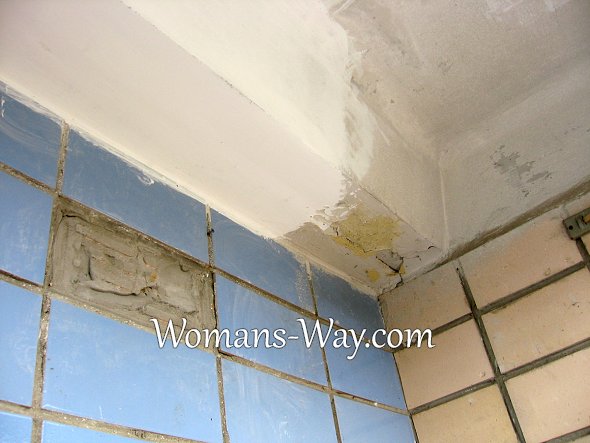 Сушка первого слоя водоэмульсионной краски нанесенную на грунтовую поверхность потолка
