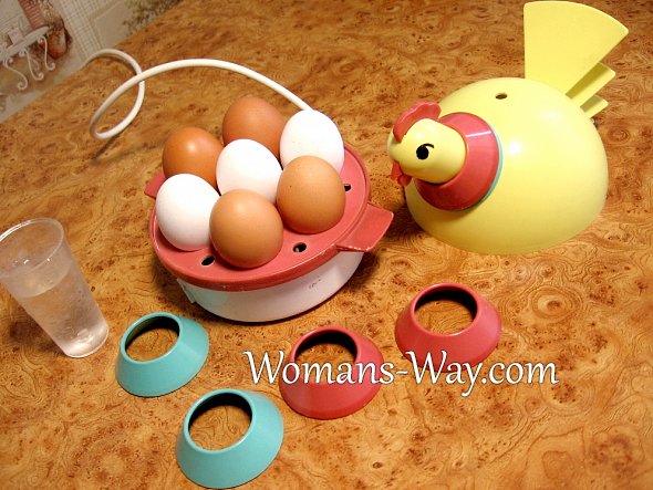 Куриные яйца в яйцеварке-курице