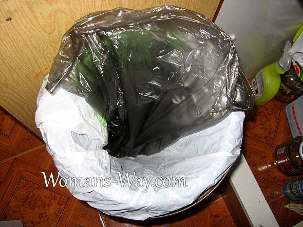 Защита мусорного ведра изнутри с помощью мусорного пакета