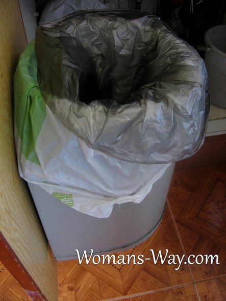Защищаем мусорное ведро мусорным и продуктовым пакетом