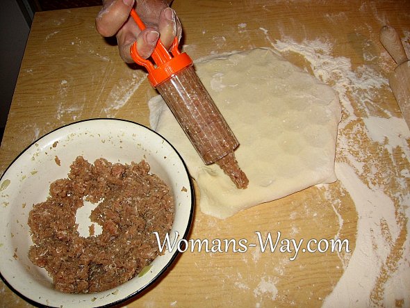 Используем шприц для нанесения фарша на тесто при готовке пельменей