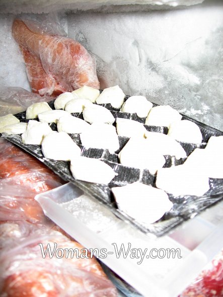 Складываем формы для конфет с пельменями в морозилку