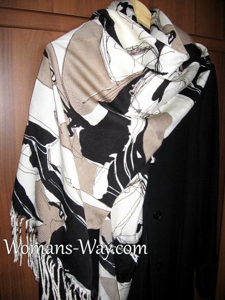 Украшаем зимнюю одежду черно-белым узорчатым шарфом