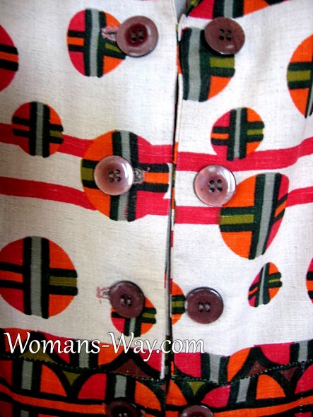 Родные пуговицы и вставка из ткани с пуговицами для расширения платья.